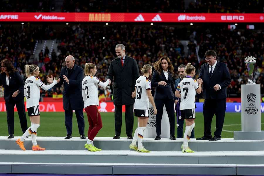 Die DFB-Frauen durften sich in Madrid keine Siegermedaille abholen. Die DFB-Frauen durften sich in Madrid keine Siegermedaille abholen.