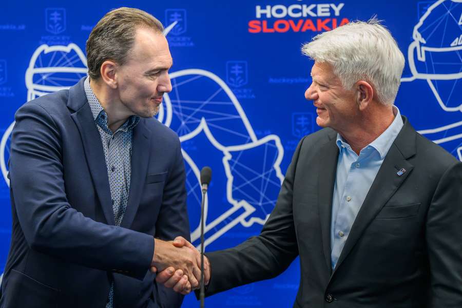 Prezident SZĽH Miroslav Šatan a člen Rady IIHF Franz Reindl.