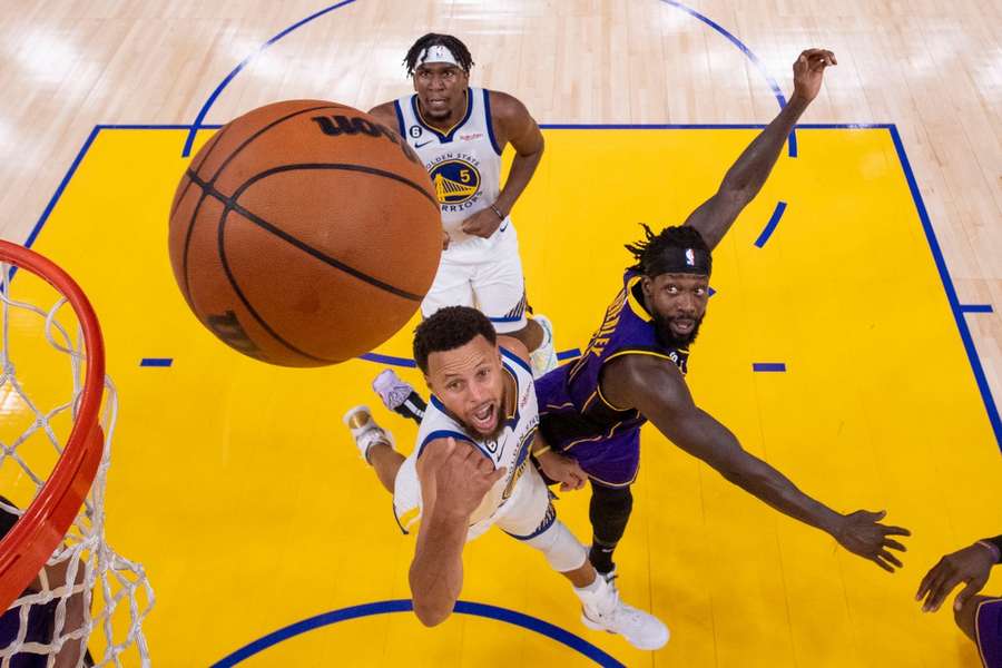 Atual campeão, Golden State domina Lakers na abertura da NBA