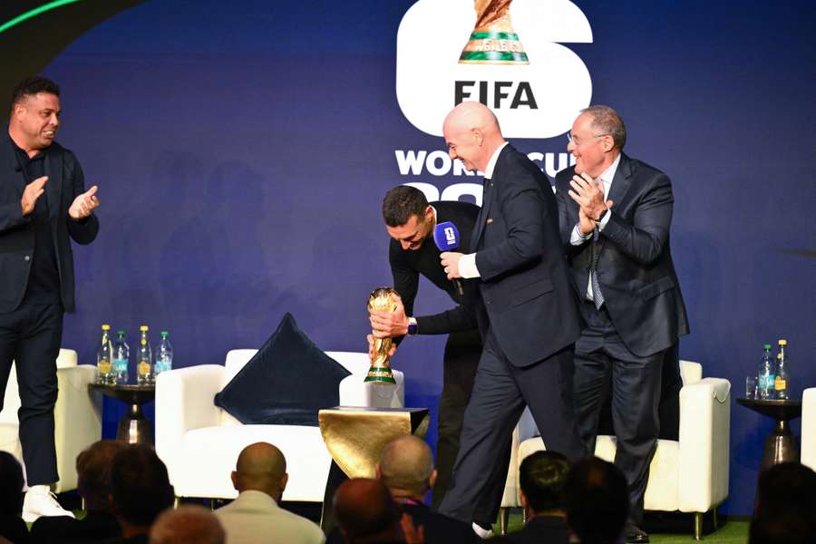 Lionel Scaloni, enfim, pôde tocar a taça de campeão do mundo em Washington Lionel Scaloni, enfim, pôde tocar a taça de campeão do mundo em Washington