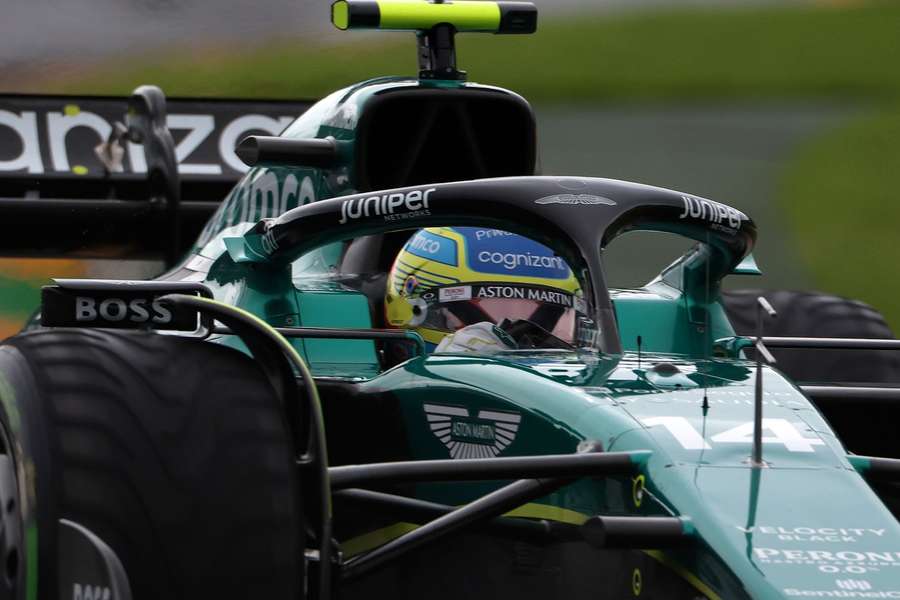 Alonso už v momente, keď mal obuté pneumatiky do prechodného počasia.