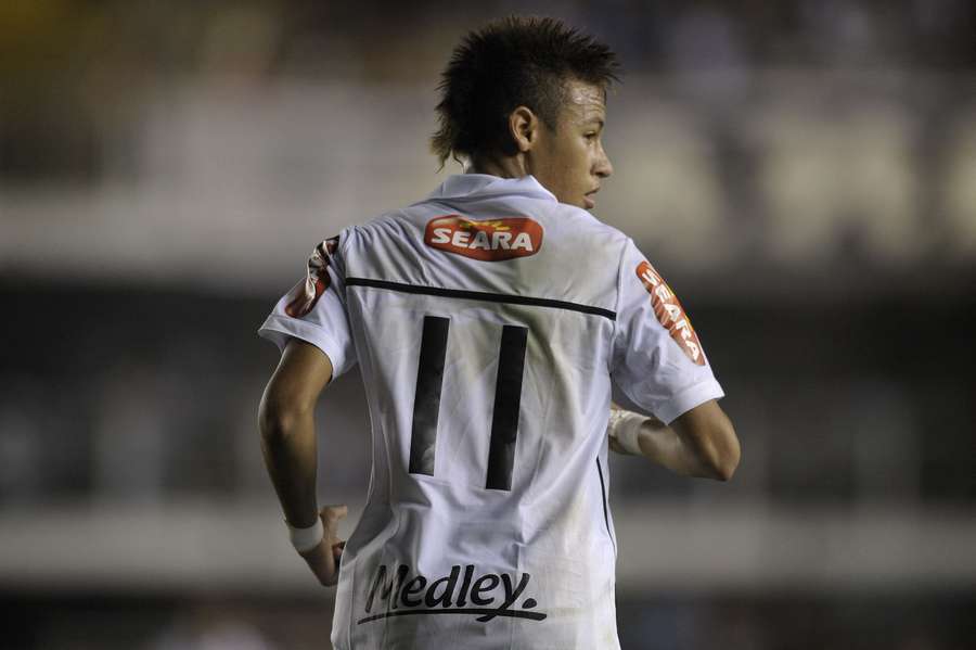 Em 2010, Neymar se firmou como grande destaque do Santos e jogava com a 11 Em 2010, Neymar se firmou como grande destaque do Santos e jogava com a 11