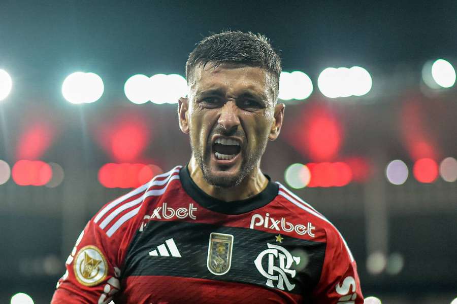 Arrascaeta celebra gol que deu a vitória ao Mengão no Maraca