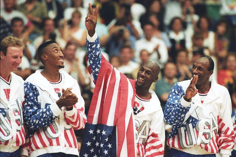 Michael Jordan, al doilea din dreapta, afișează un semn de victorie în timp ce stă alături de Larry Bird, Scottie Pippen și Clyde Drexler