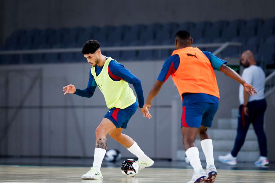 Diogo Santos foi o porta-voz da Seleção Nacional que prepara o jogo frente à Dinamarca Diogo Santos foi o porta-voz da Seleção Nacional que prepara o jogo frente à Dinamarca
