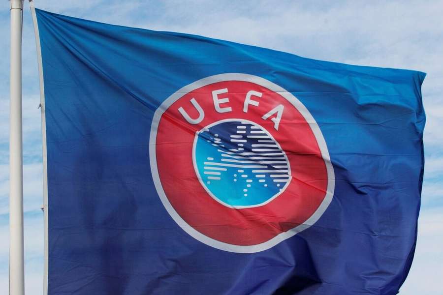 Eine UEFA-Flagge vor dem Hauptquartier des europäischen Fußballverbandes