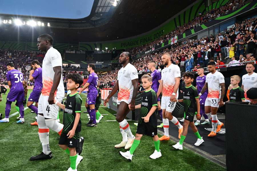 Fiorentina and West Ham players walk on to the pitch