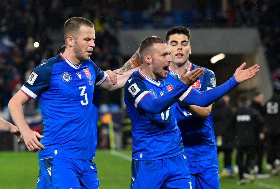 Obert pri gólovej radosti s Haraslínom a Vavrom.