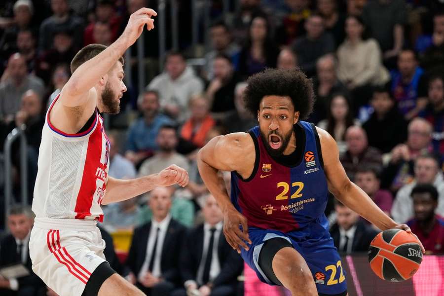 Jabari Parker intenta superar a su oponente