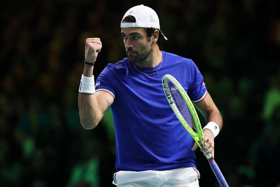 Matteo Berrettini slaví zisk prvního bodu pro Itálii.