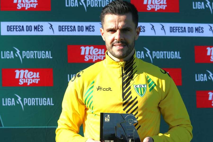 Talocha com o prémio de defesa do mês da Liga 2