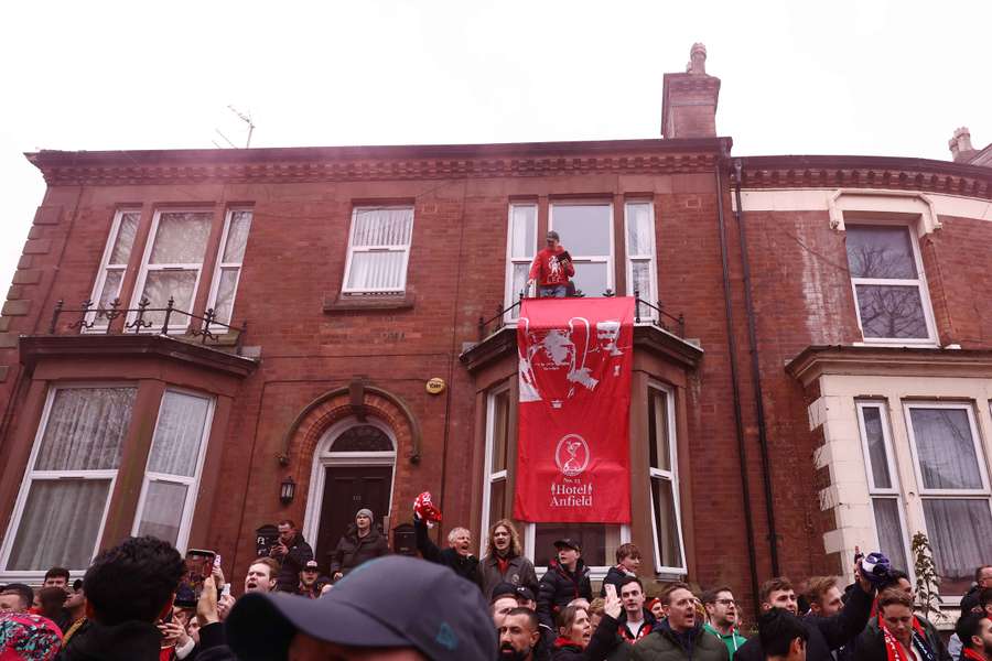 Carragher raps Liverpool owners over ticket prices