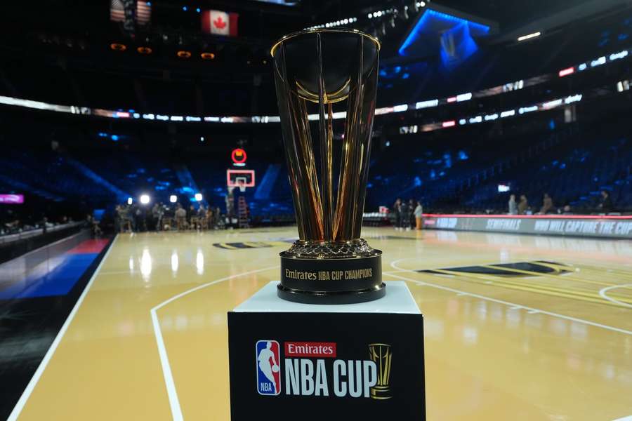 Trofej pro vítěze NBA Cupu. Trofej pro vítěze NBA Cupu.