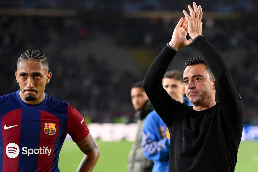 Xavi aplaude os adeptos do Barça com Raphinha depois de ser eliminado pelo PSG