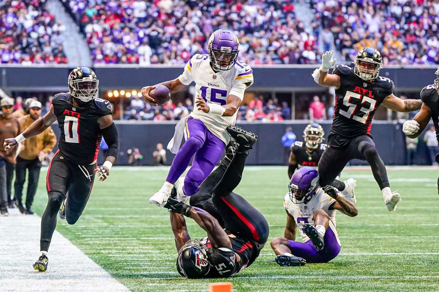 Il quarterback dei Minnesota Vikings Joshua Dobbs salta il defensive tackle degli Atlanta Falcons Kentavius Street