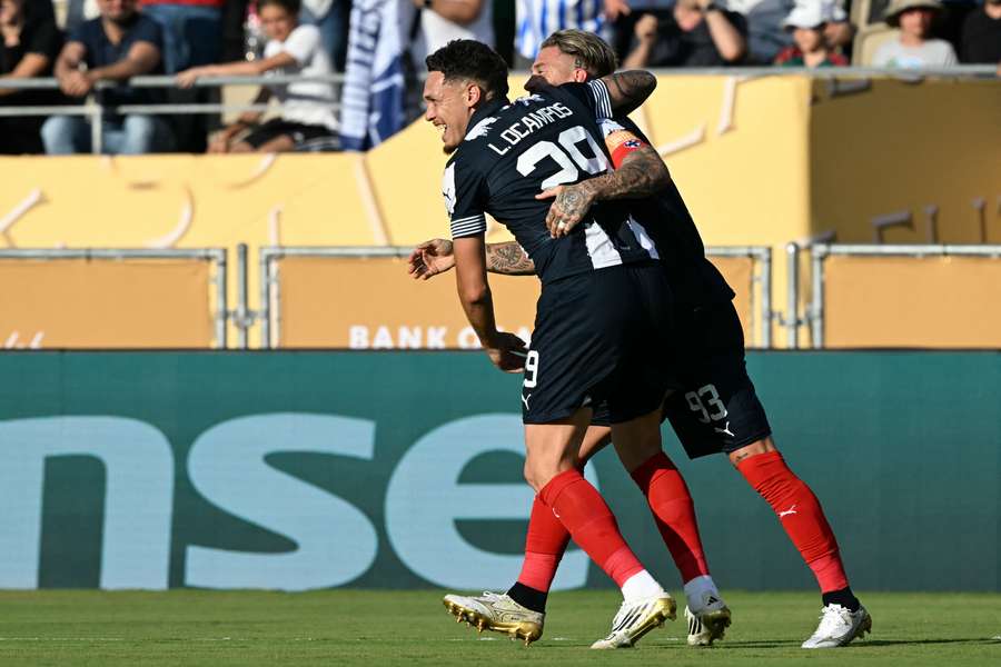 Ocampos abbraccia Ramos