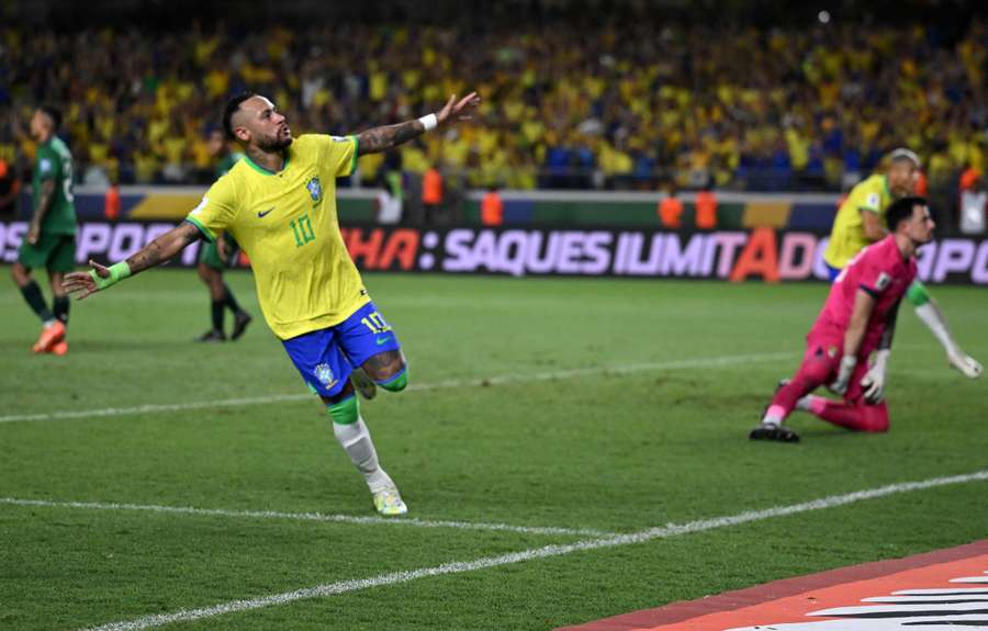 Neymar celebra antes de lesionarse.