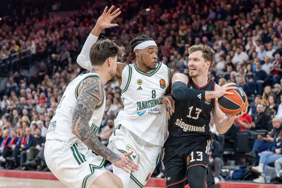 Andreas Obst in Doppeldeckung.