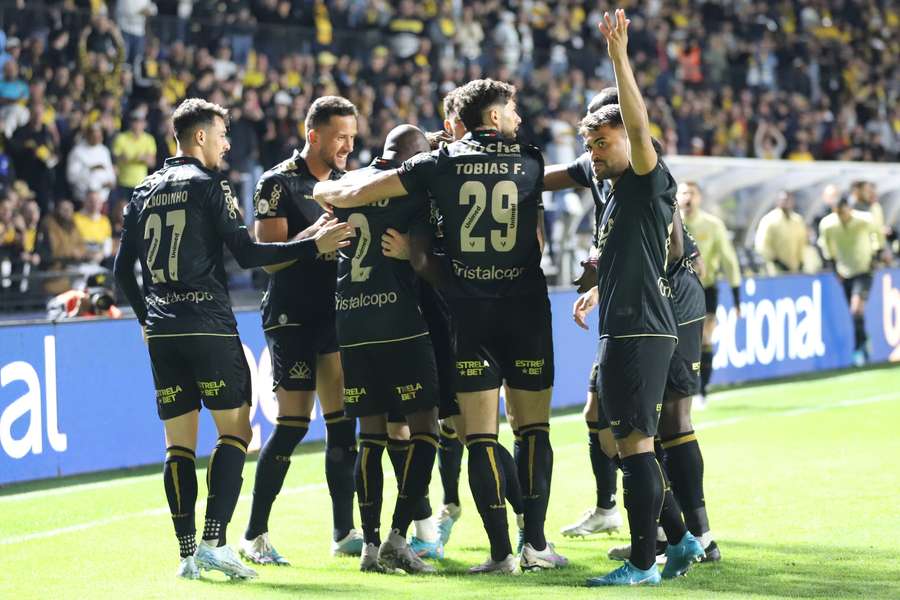 Criciúma vence Atlético-GO e respira na classificação do Brasileirão