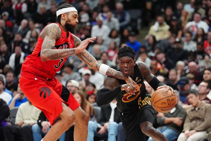 Schröder (r.) im Zweikampf mit Brandon Ingram von den Raptors