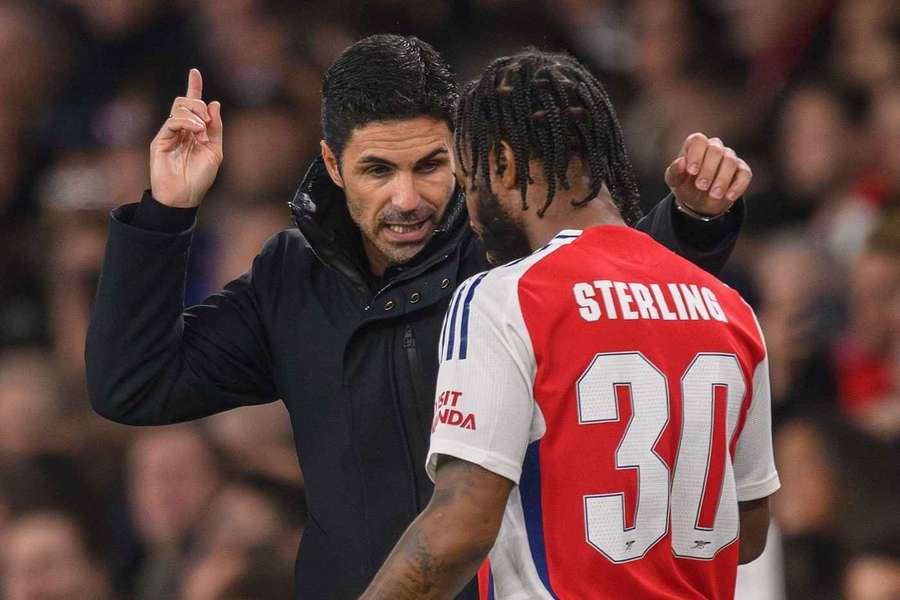 Arteta habla con Sterling.