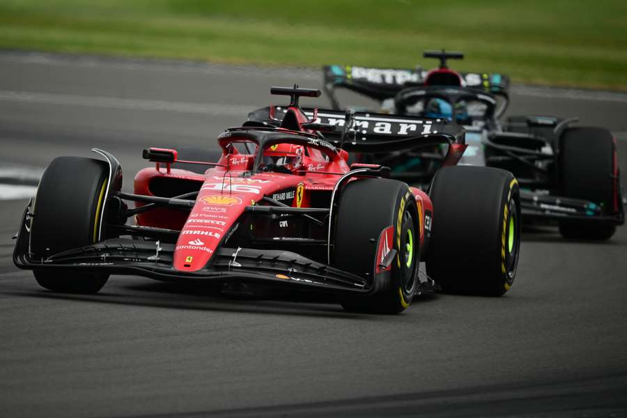 Charles Leclerc kører under det britiske Formel 1-grandprix.