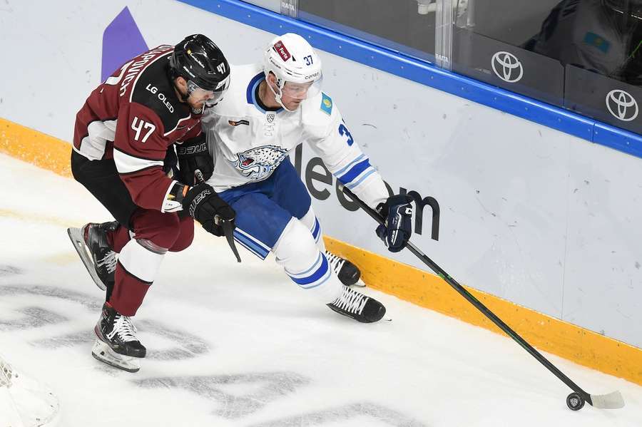 Cody Kunyk (re.) in einem KHL-Spiel gegen Dinamo Riga
