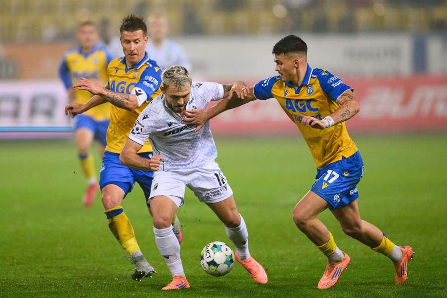 Na podzim porazila Plzeň Teplice na jejich hřišti 2:1. Na podzim porazila Plzeň Teplice na jejich hřišti 2:1.