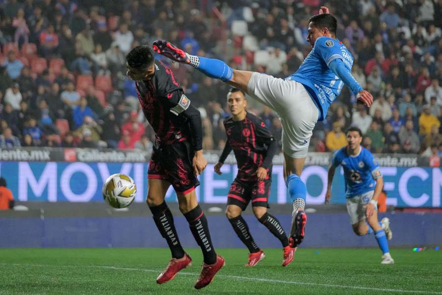 Corona se juega la cabeza ante la patada voladora de Andrés Montano, del Cruz Azul