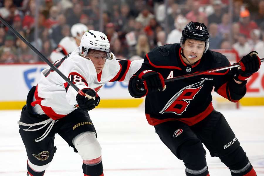 Stützle (l.) im Zweikampf mit Sebastian Aho