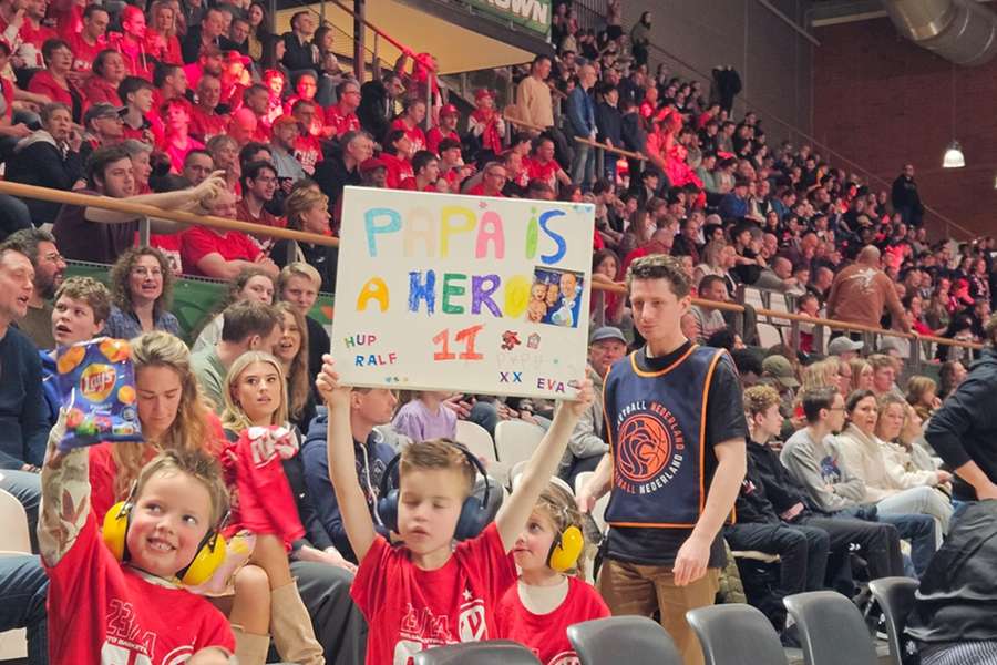 De kinderen van Heroes-power forward Ralf de Pagter moedigen hun papa aan