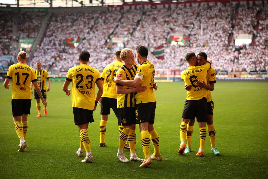 Dortmund vyhrál v Augsburgu a k titulu mu stačí porazit v posledním kole doma proazit Mohuč.