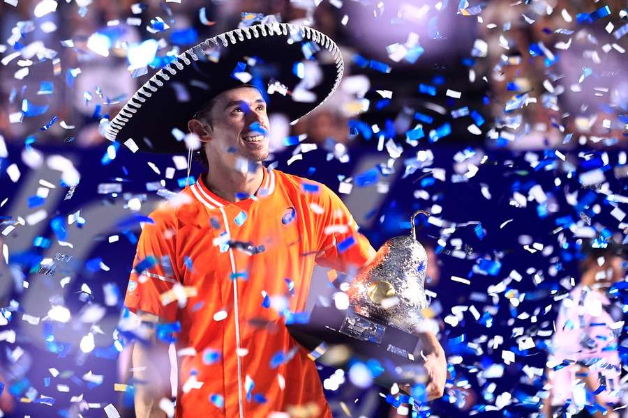 Alex de Minaur mit Sombrero und Trophäe nach der Siegerehrung.