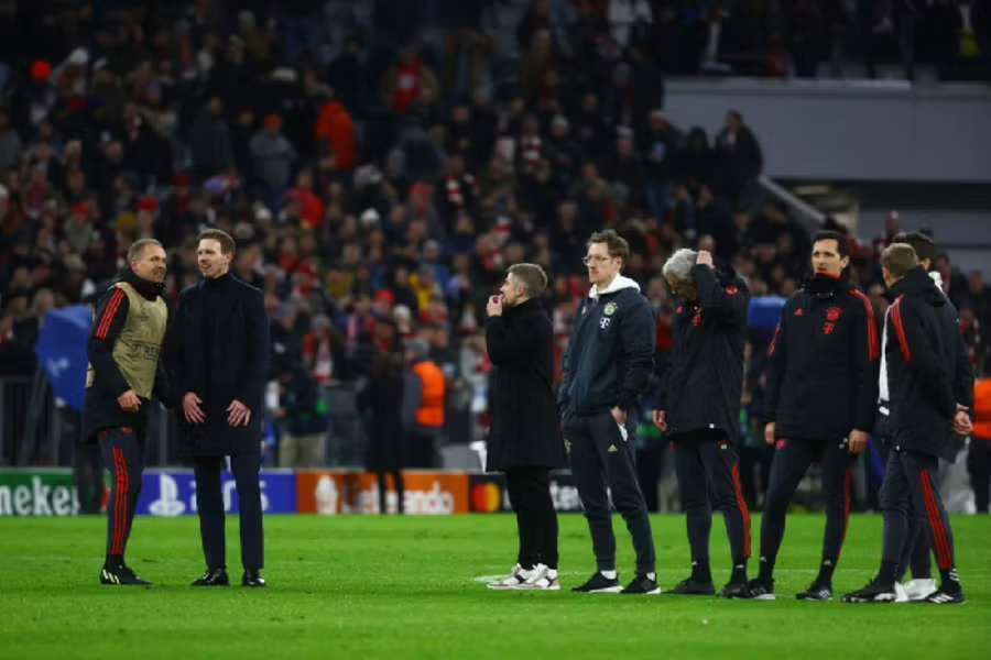 Nagelsmann so svojim realizačným tímom oslavujú s fanúšikmi postup do štvrťfinále.