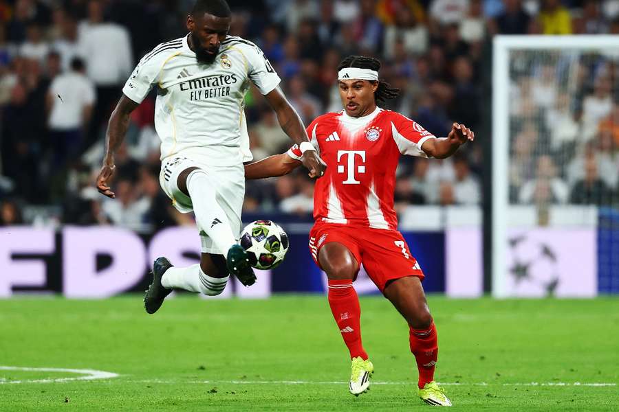 Rüdiger (l.) im Zweikampf mit Gnabry (r.) Rüdiger (l.) im Zweikampf mit Gnabry (r.)