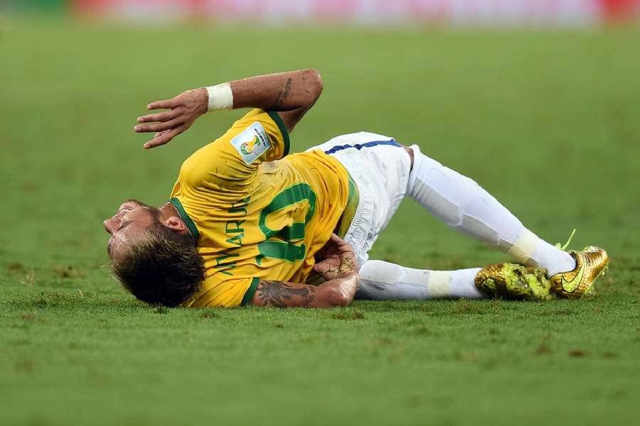 Neymar utrpěl na mistrovství světa 2014 děsivé zranění.