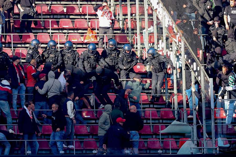 Die Polizei hatte beim Rhein-Derby allerlei zu tun. Die Polizei hatte beim Rhein-Derby allerlei zu tun.