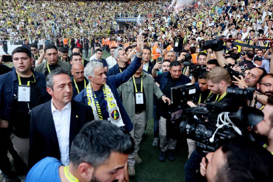 José Mourinho fue recibido por miles de personas