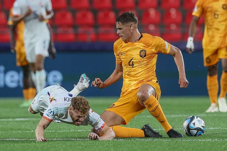 Micky van de Ven (R) in duel met PSV'er Yorbe Vertessen