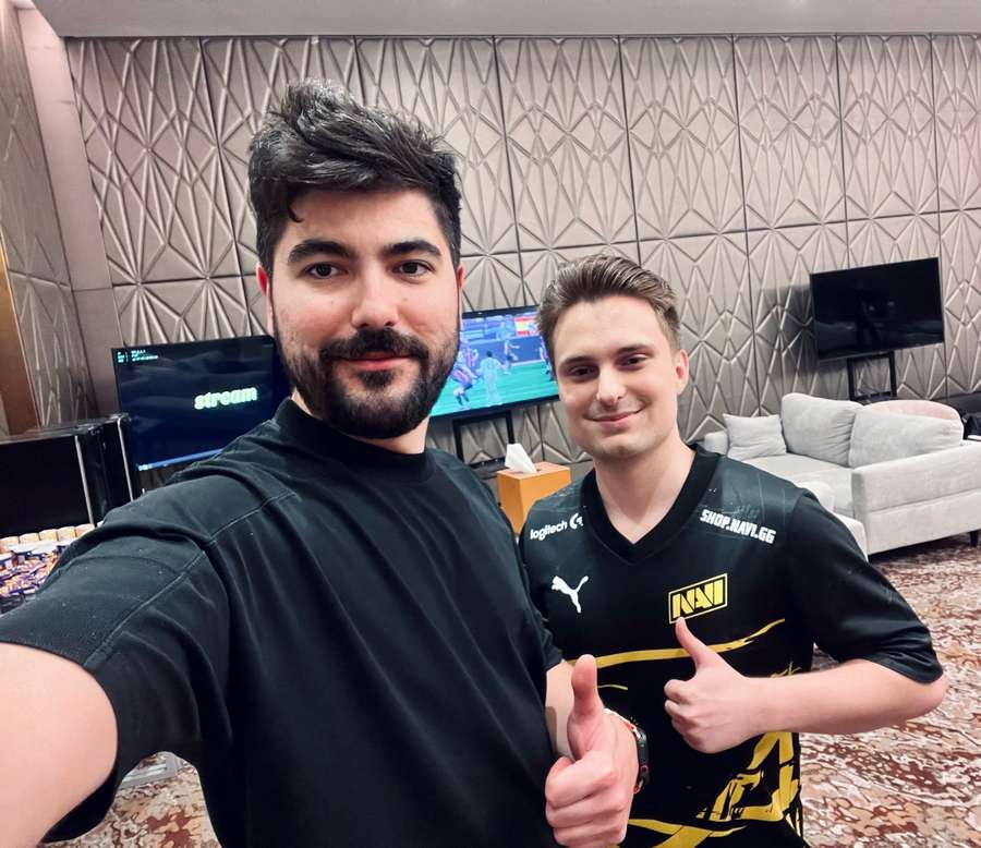 Andrei Constantinescu (stânga), alături de iM, jucător profesionist de Counter-Strike