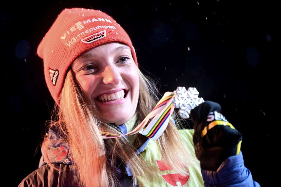 Katharina Althaus durfte sich in den letzten Wochen über vier Medaillen freuen – zuletzt die bronzene in Kranjska Gora.