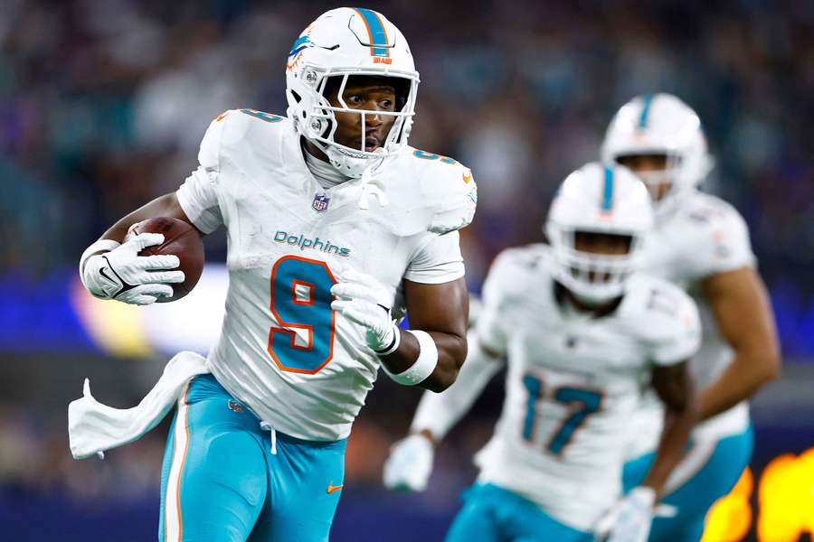Jonnu Smith running after a catch against the Los Angeles Rams (2024)