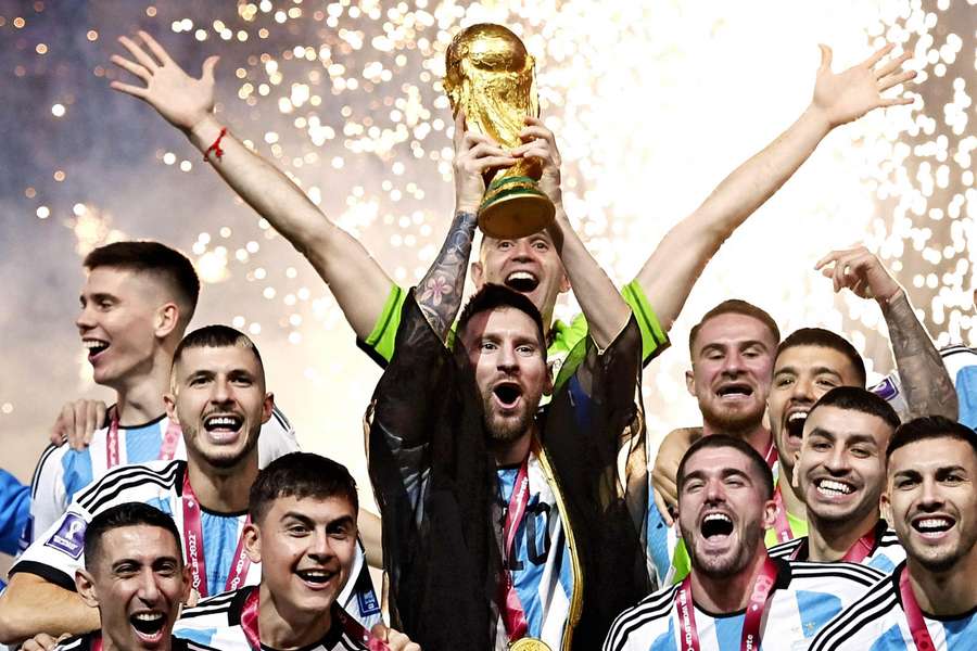 Lionel Messi ergue a taça de campeão do mundo Lionel Messi ergue a taça de campeão do mundo