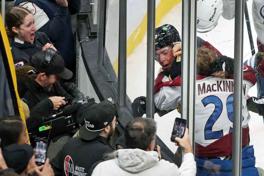 MacKinnon s McAvoyem se střetli v pěstním souboji. MacKinnon s McAvoyem se střetli v pěstním souboji.