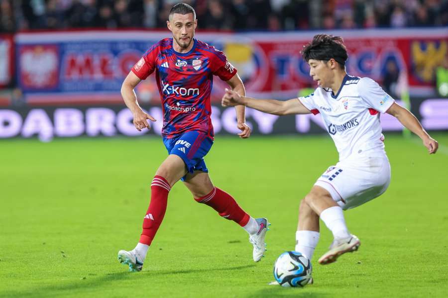 Piłkarz Górnika Zabrze Daisuke Yokota (P) i Kamil Pestka (L) z Rakowa Częstochowa