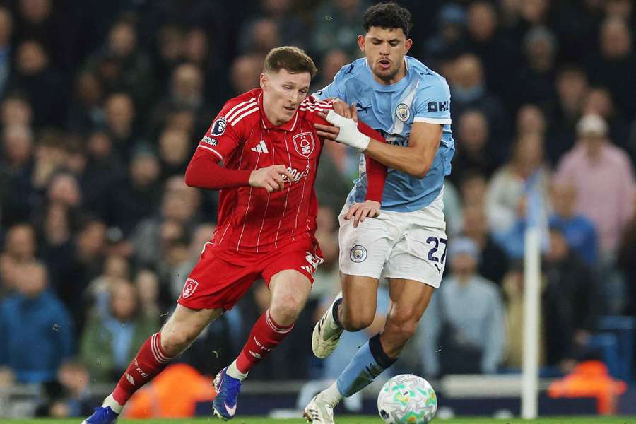 Matheus Nunes tenta impedir a progressão de um adversário