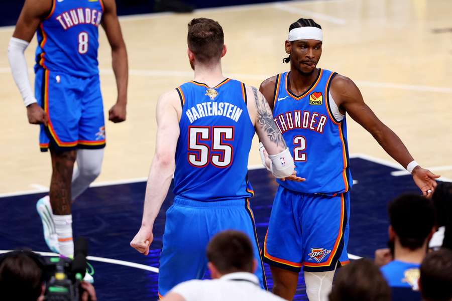Isaiah Hartenstein und Shai Gilgeous-Alexander im 4. Viertel.