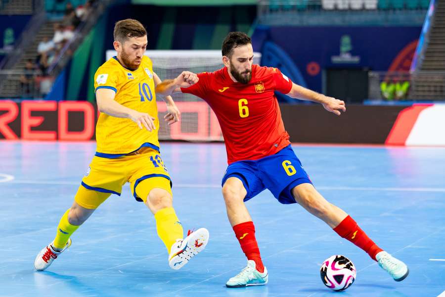 Raúl Gómez pelea un balón