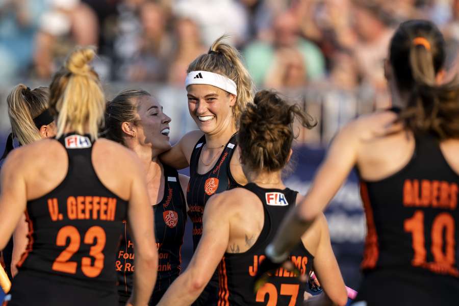 Hockeysters juichen na doelpunt tegen Duitsland