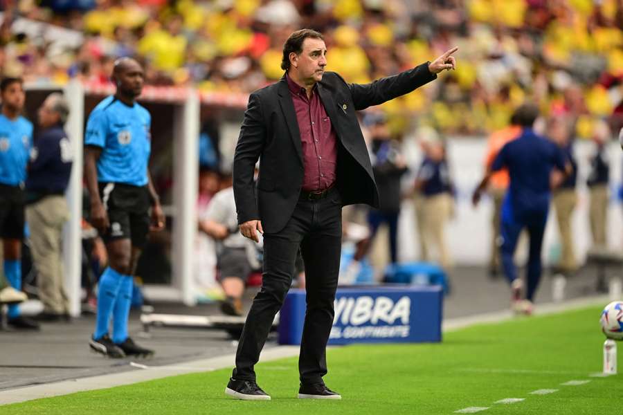 Bondscoach Nestor Lorenzo van Colombia kijkt toe tegen Costa Rica